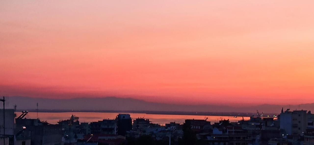 Sunset Rooftop Apartment Salonicco Esterno foto